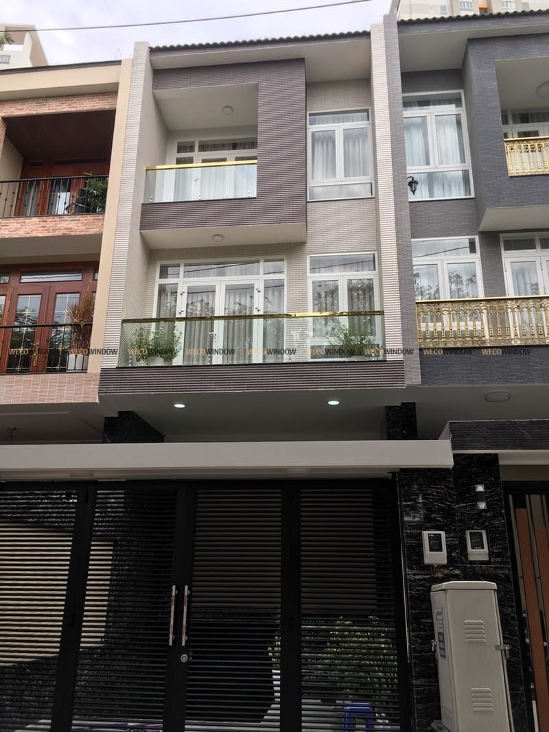 Cửa kính ban công màu trắng nhẹ nhàng. 