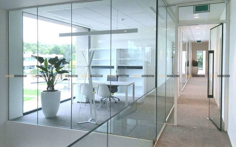 Cửa kính văn phòng tạo sự hiện đại, chuyên nghiệp cho công ty. 