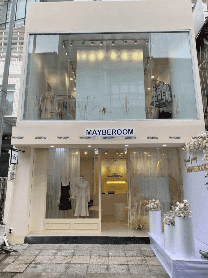 Cửa kính shop quần áo. 