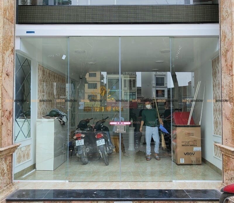 Cửa đi kính cường lực 2 cánh. 