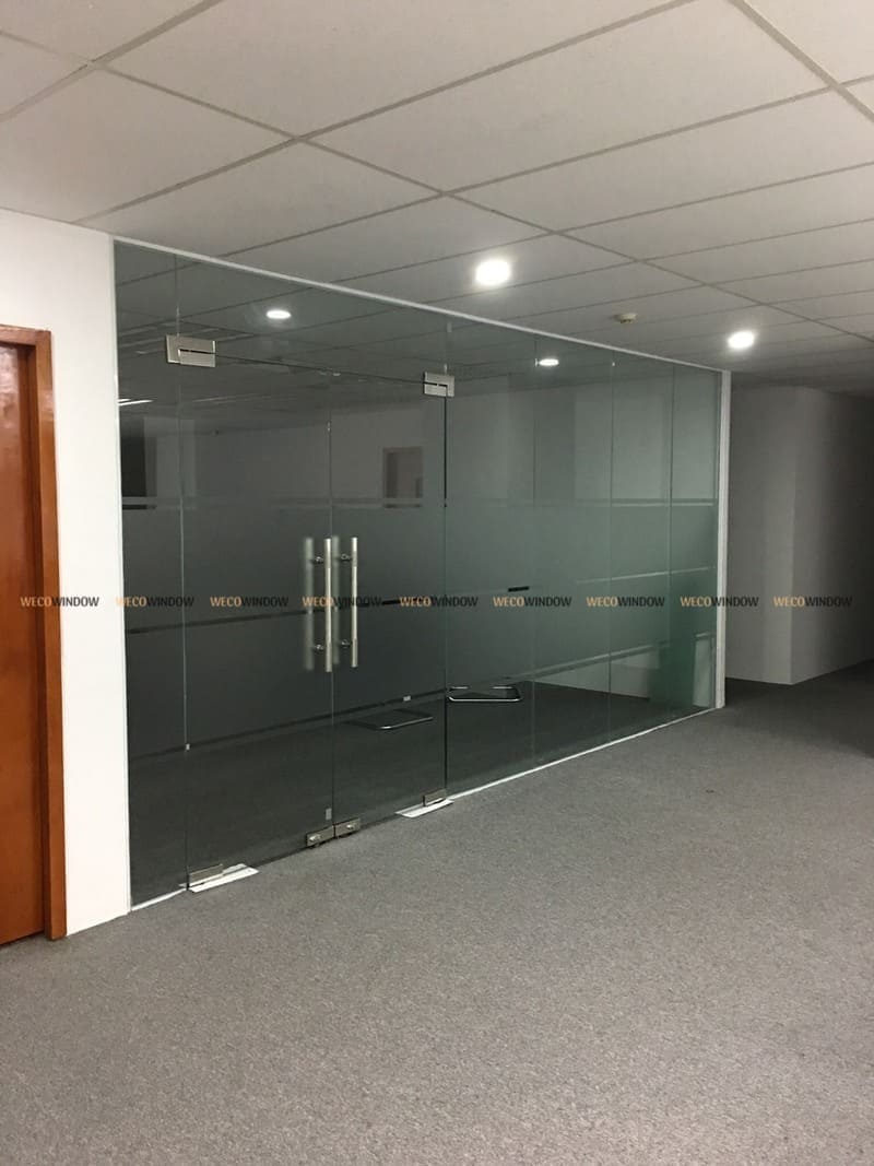 Cửa kính cường lực 2 cánh mở quay. 