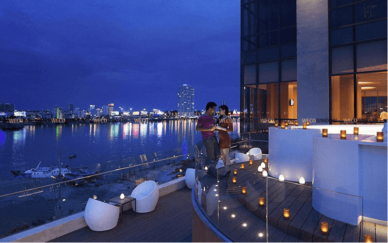 Cửa kết hợp vách kính làm tăng đẳng cấp cho không gian. 