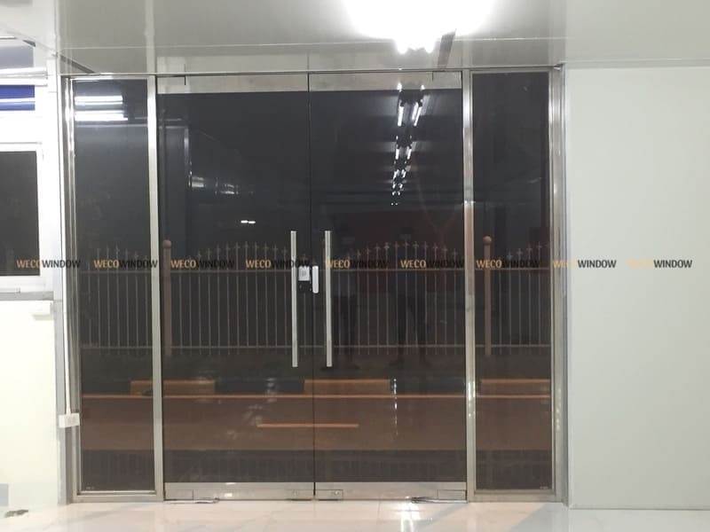 Cửa kính cường lực khung inox màu trắng. 