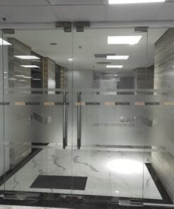 Cửa kính 2 cánh mở quay lắp cho lối đi chính.