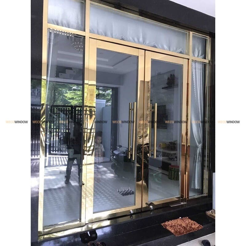 Cửa kính cường lực khung inox mạ vàng sang trọng. 