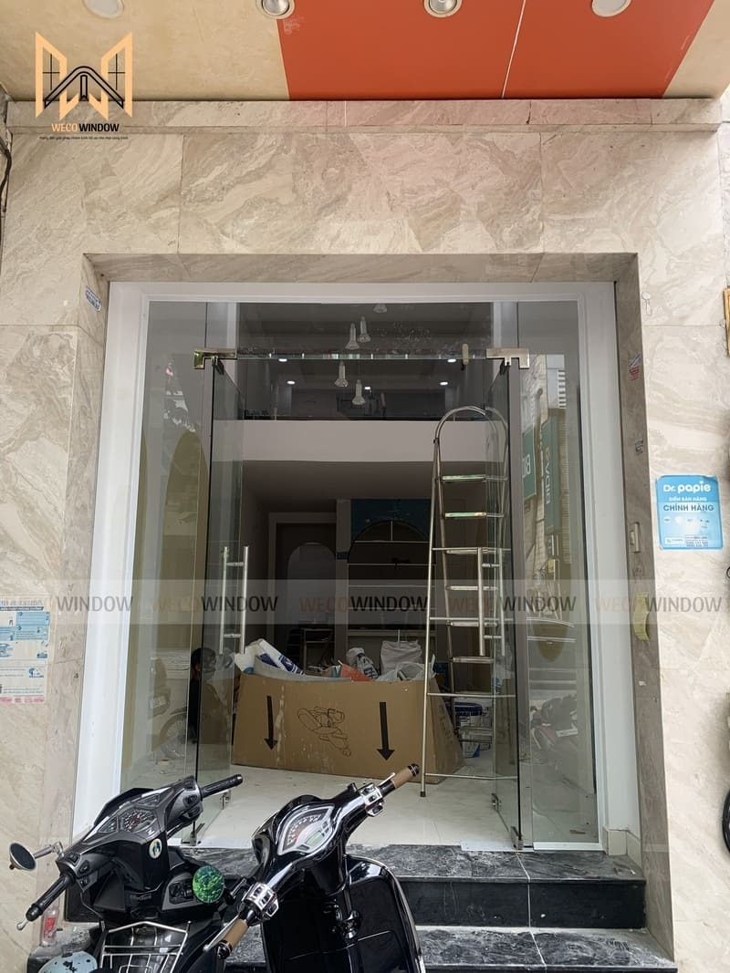 Cửa kính cường lực làm cửa đi chính.