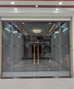 Cửa kính mở quay 2 cánh.
