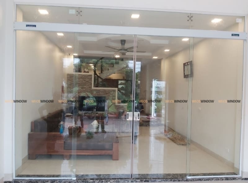 Cửa kính cường lực lùa 2 cánh giúp tối ưu không gian và lấy sáng hiệu quả. 