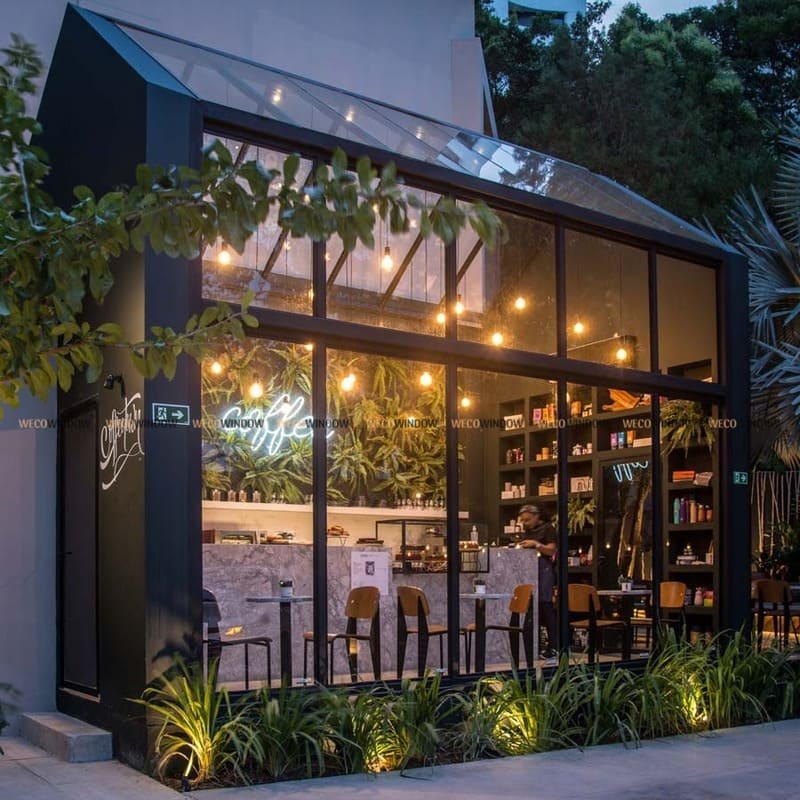 CỬA KÍNH QUÁN CAFE 77 Từ bên ngoài có thể ngắm nhìn được không gian lung linh bên trong quán.