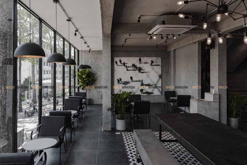 CỬA KÍNH QUÁN CAFE 52 Sử dụng đèn thả cũng là cách trang trí độc đáo.