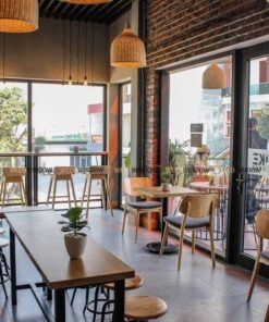 CỬA KÍNH QUÁN CAFE 13 Dễ dàng quan sát được từ bên trong và bên ngoài với cửa và vách kính.