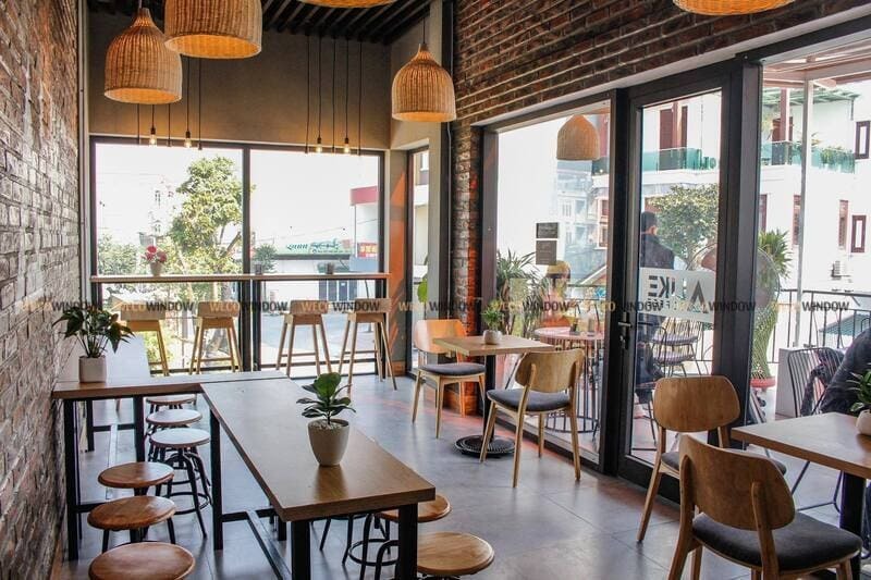 CỬA KÍNH QUÁN CAFE 49 Dễ dàng quan sát được từ bên trong và bên ngoài với cửa và vách kính.