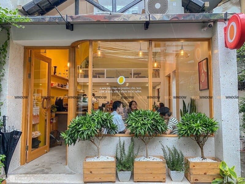 CỬA KÍNH QUÁN CAFE 50 Không gian xanh bên ngoài cửa kính.