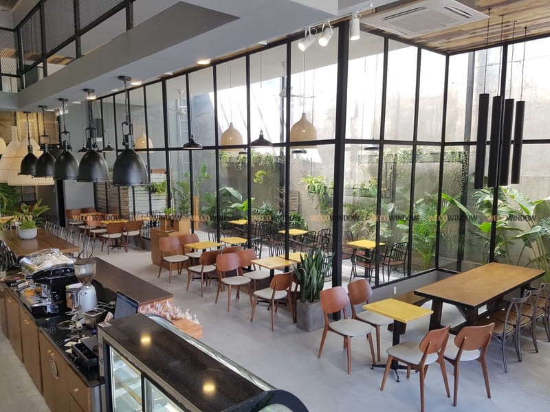 CỬA KÍNH QUÁN CAFE 54 Mẫu vách kính khung sắt màu đen.