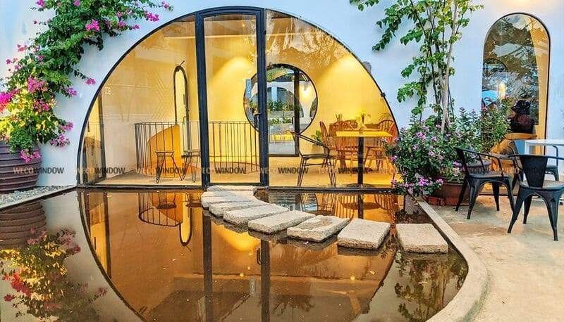 CỬA KÍNH QUÁN CAFE 55 Cửa nhôm kính quán cafe kết hợp vách kính vòm.