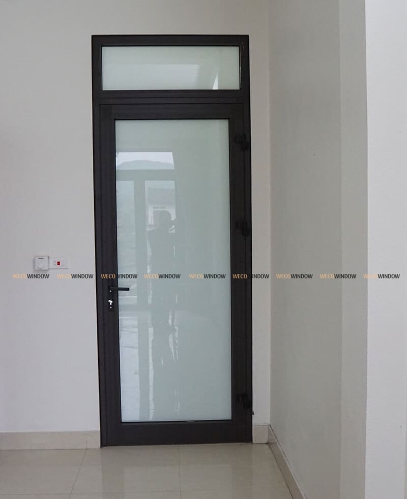 15+ mẫu cửa nhôm kính phòng ngủ đẹp, ấn tượng nhất 2026 31 Cửa nhôm phòng ngủ 1 cánh dạng mở quay.