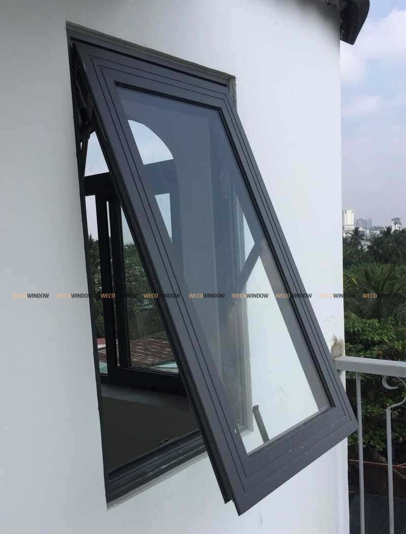 15+ mẫu cửa nhôm kính phòng ngủ đẹp, ấn tượng nhất 2026 47 Cửa nhôm kính Xingfa phòng ngủ mở hất.