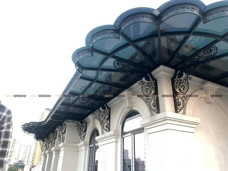 MÁI KÍNH SẮT NGHỆ THUẬT 70 Mái che kính sắt mỹ thuật có thiết kế cầu kỳ.