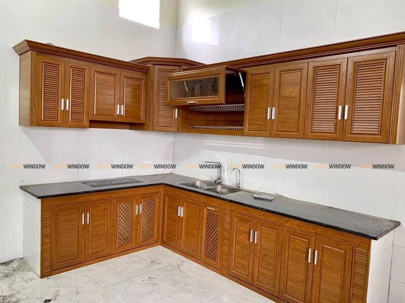 Tủ bếp nhôm giả gỗ thay thế hoàn hảo cho tủ bếp gỗ. 