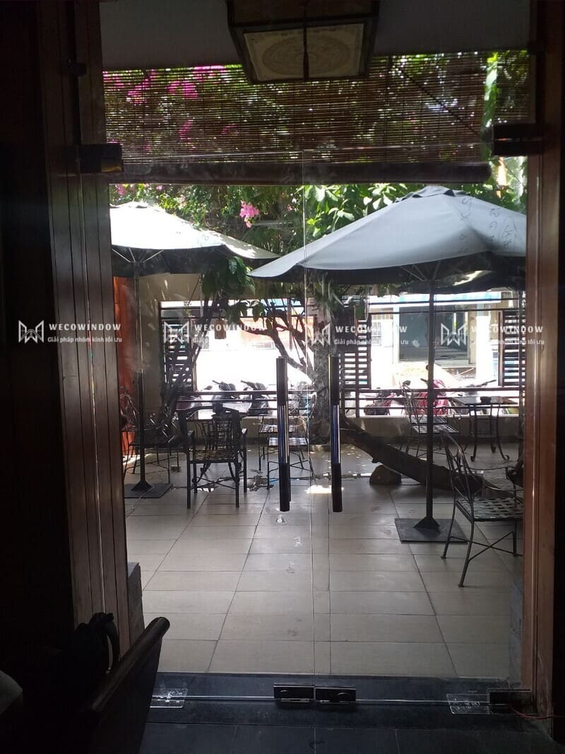 CỬA KÍNH BẢN LỀ SÀN 2 CÁNH 42 Cửa lề sàn 2 cánh lắp cho quán cafe.