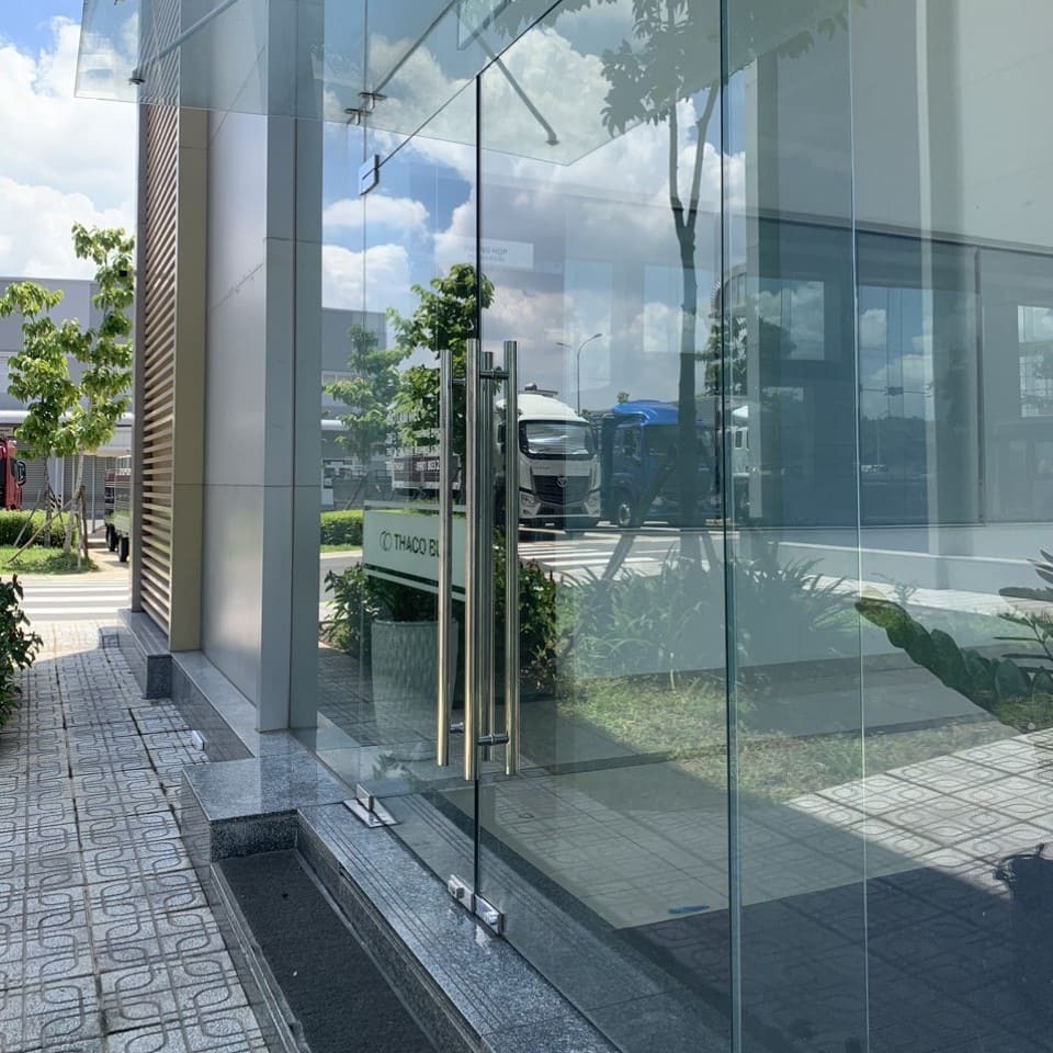CỬA KÍNH BẢN LỀ SÀN 2 CÁNH 1 Cửa kính bản lề sàn 2 cánh.
