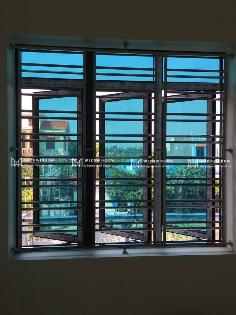 Các loại khung bảo vệ cửa sổ nhôm kính chống trộm tốt 2026 28 Khung bảo vệ cửa sổ nhôm kính đơn giản.