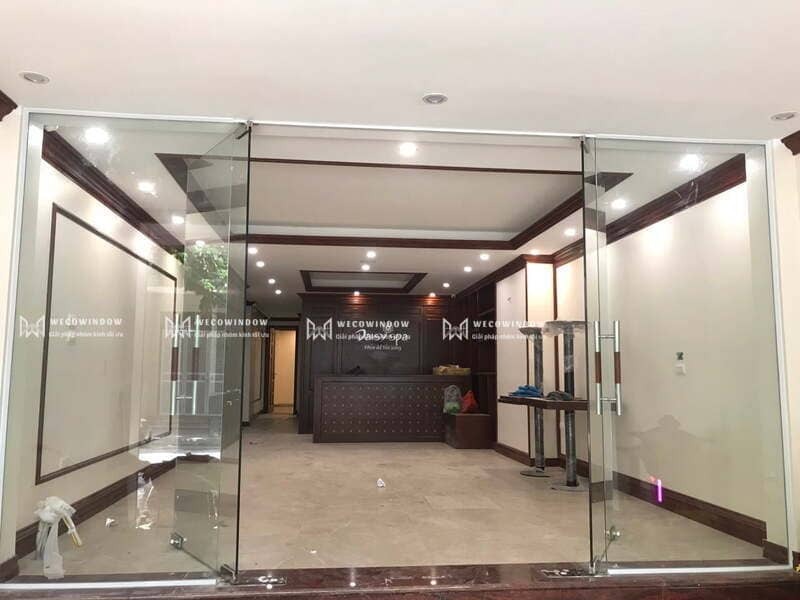 Cửa Kính Spa - Tạo Không Gian Thư Giãn Sang Trọng 40 Cửa kính mở quay mở rộng không gian, giúp khách đi lại thoải mái.