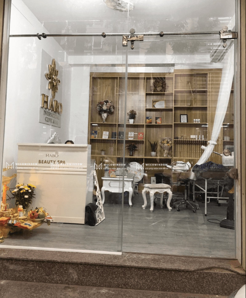Cửa Kính Spa - Tạo Không Gian Thư Giãn Sang Trọng 22 Cửa kính trượt phù hợp với không gian spa nhỏ.