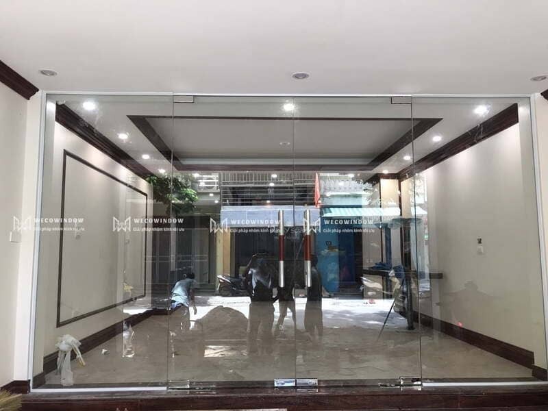 Cửa Kính Spa - Tạo Không Gian Thư Giãn Sang Trọng 23 Cửa kính cường lực mở quay được ứng dụng phổ biến.