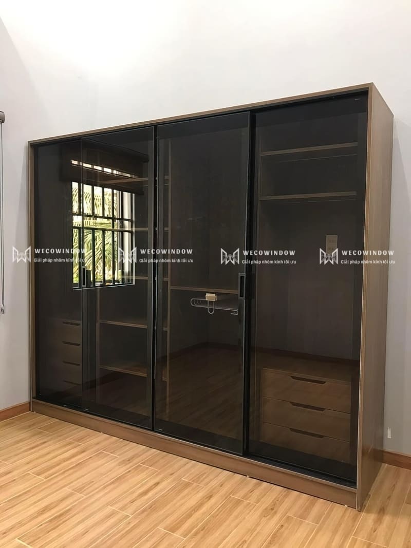 Tủ quần áo nhôm kính: sự lựa chọn hoàn hảo thay thế tủ quần áo nhựa truyền thống 29 Tủ quần áo nhôm kính có cấu tạo chính từ khung nhôm kết hợp cánh kính siêu bền bỉ.