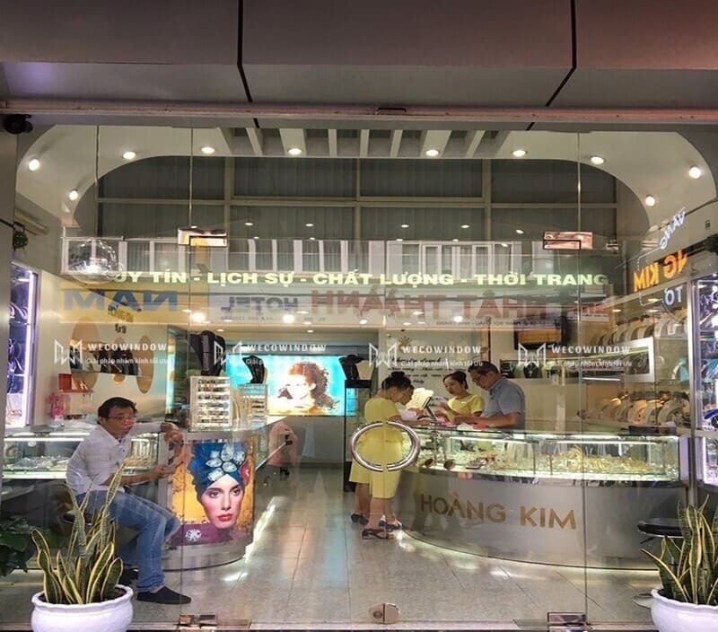 CỬA KÍNH CỬA HÀNG 36 Lắp đặt cửa kính cửa hàng mang lại nhiều lợi ích.