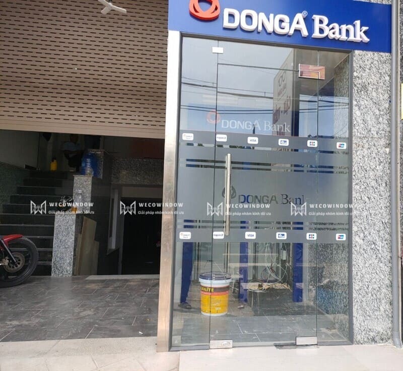CỬA KÍNH CỬA HÀNG 53 Cửa kính lắp đặt cho cây ATM.