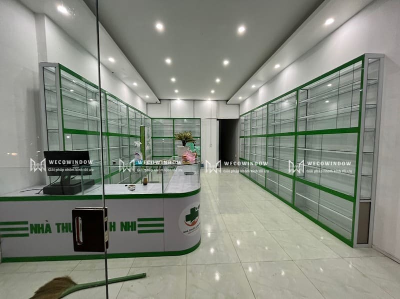 CỬA KÍNH CỬA HÀNG 43 Cửa kính kết hợp tủ kính cho quầy thuốc.