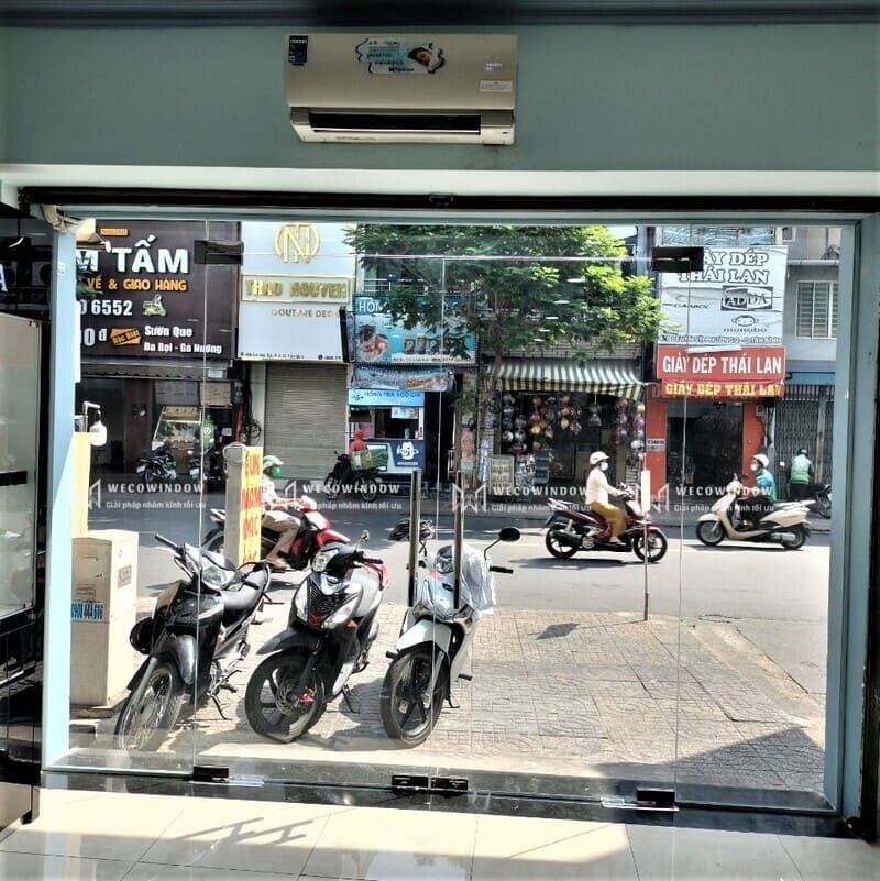 CỬA KÍNH CỬA HÀNG 38 Mẫu cửa kính bản lề sàn.
