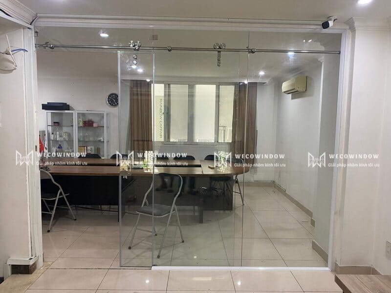 Cửa kính lùa ray treo được sử dụng rộng rãi. 
