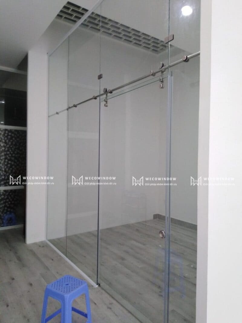 Cửa kính lùa ray treo giúp tiệt kiệm không gian hiệu quả. 