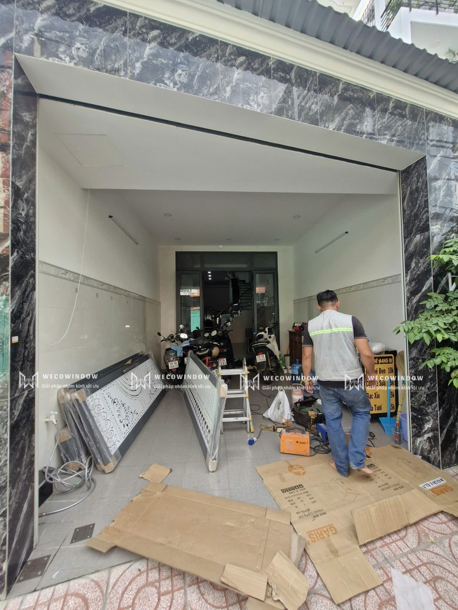 Nhân viên Wecowindow chuẩn bị lắp đặt cổng cho chị khách. 