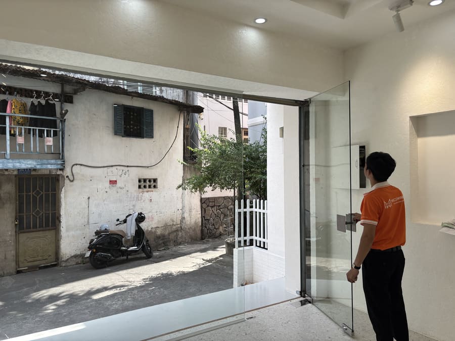 cua kinh ban le san chi tien quan 3 10