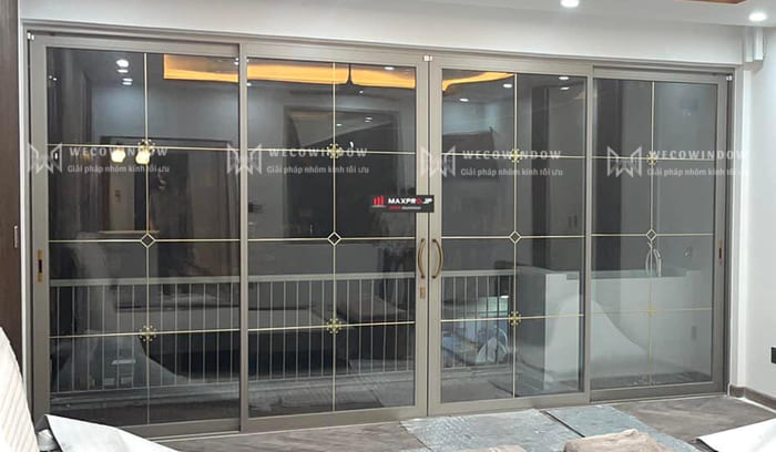 CỬA NHÔM MAXPRO HỆ LÙA 115 63 Cửa nhôm Maxpro hệ 115 kết hợp kính nan đồng tinh tế.