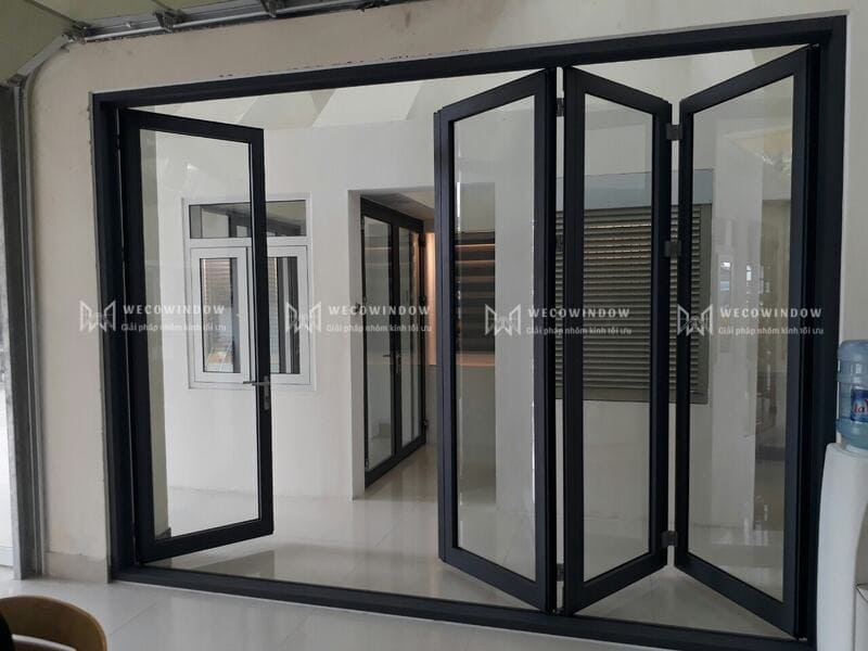 Mẫu cửa nhôm kính đẹp 2026 – 99+ Mẫu hiện đại, sang trọng 110 Cửa đi xếp trượt 4 cánh nhôm Xingfa.