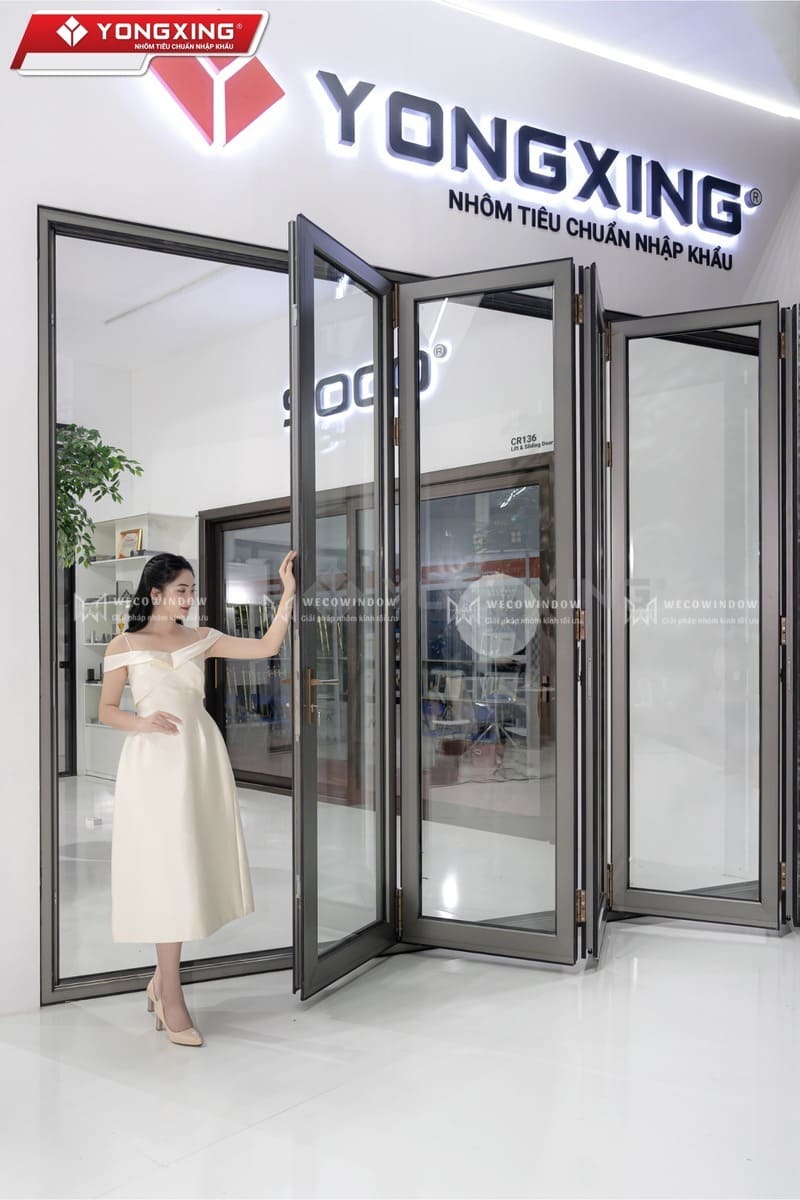 Cửa xếp nhôm kính hệ Yongxing đẹp. 