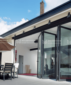 Cửa xếp trượt khi mở sẽ được xếp gọn sang một bên không chiếm không gian sử dụng.