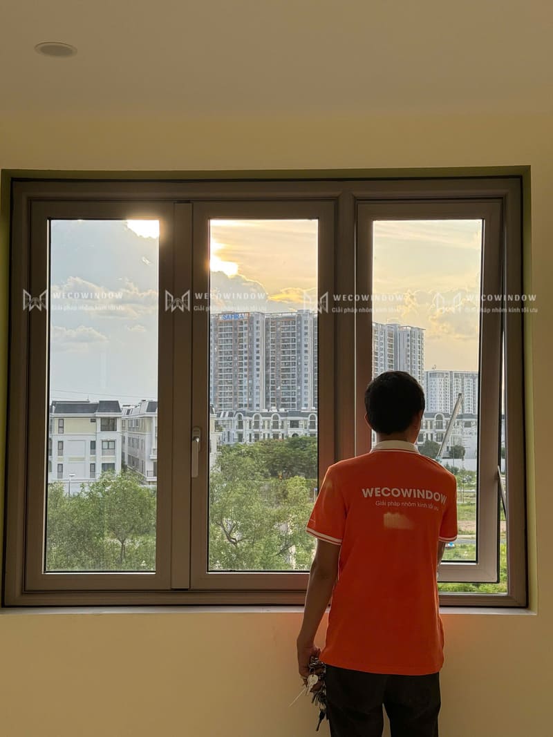 Cửa nhôm Maxpro mở hất. 