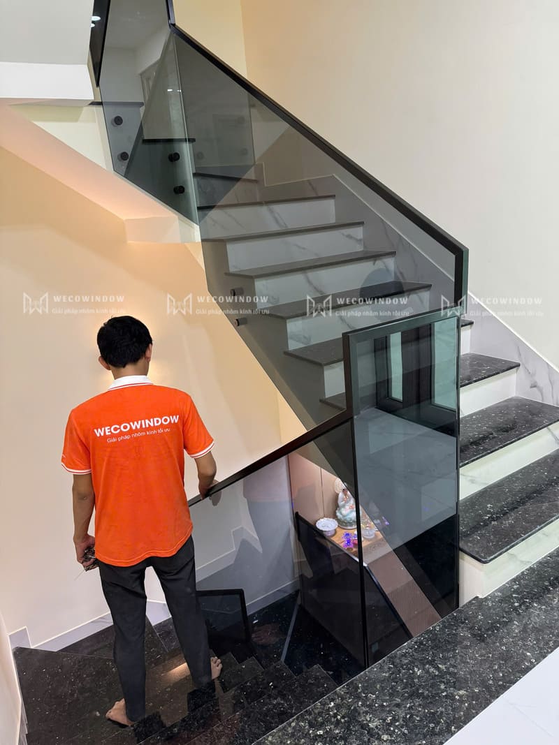 Wecowindow thi công cầu thang kính cho khách hàng ở quận 9.