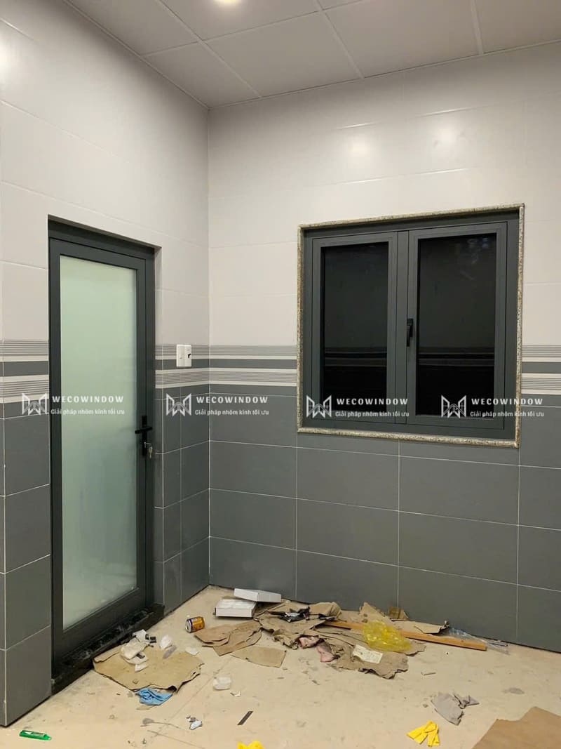 Cửa nhôm kính lắp đặt cho khu vực nhà tắm. 