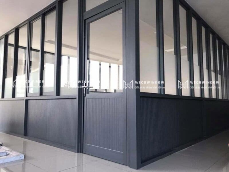Cửa nhôm kính kết hợp vách cố định giúp làm ngăn phòng hiệu quả. 