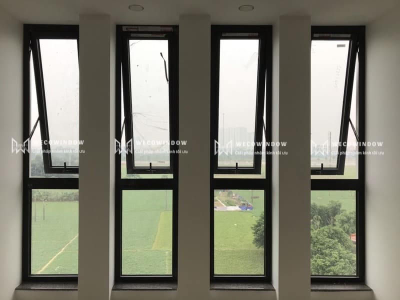 Cửa mở hất thường lắp cho nhà vệ sinh, hoặc thích hợp với khách có nhu cầu muốn lấy gió vô nhà, không sợ mưa tạt. 