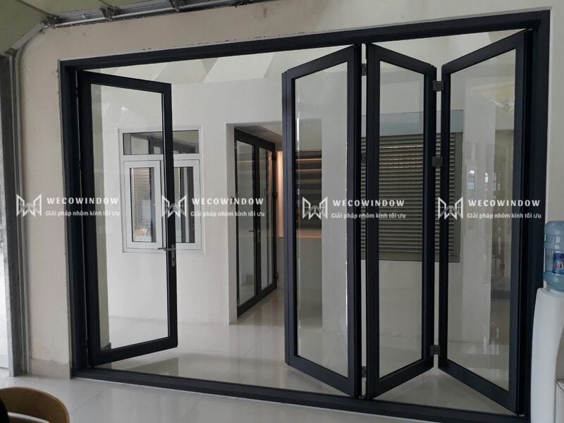Mẫu cửa nhôm kính đẹp 2026 – 99+ Mẫu hiện đại, sang trọng 91 Cửa nhôm kính xếp trượt phù hợp cho không gian rộng rãi.