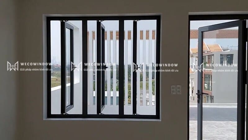 Cửa sổ nhôm kính mở quay. 