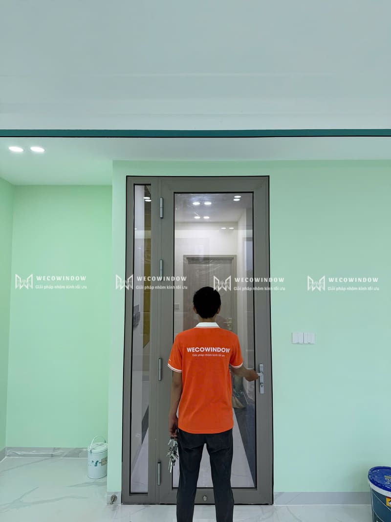 Mẫu cửa nhôm kính đẹp 2026 – 99+ Mẫu hiện đại, sang trọng 99 Mẫu cửa nhôm kính 1 cánh lắp đặt cho khu vực phòng ngủ.